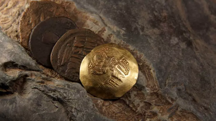 una antigua moneda de cobre de oro