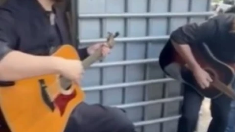 beto cuevas en calles de la cdmx durante el sismo.jpg