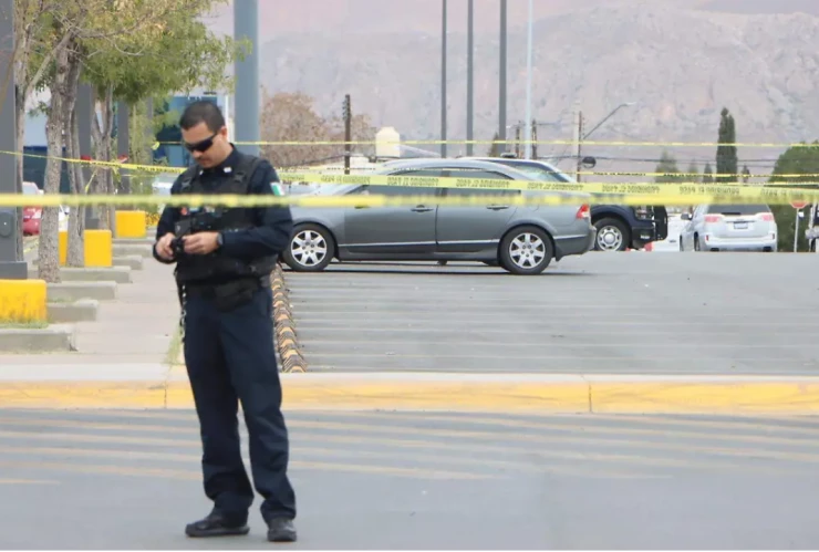 Encuentran a hombre sin vida en estacionamiento