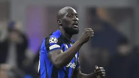 Romelu Lukaku celebra su gol de la victoria para Inter ante Porto