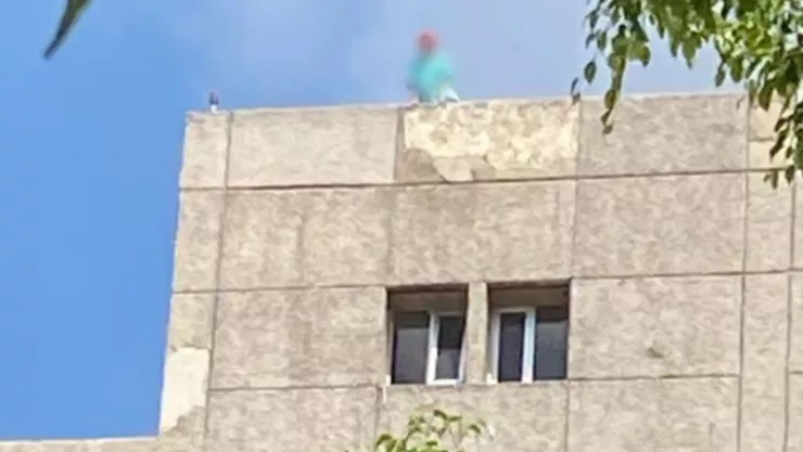 Revelan quién es la mujer que trató de arrojarse a la azotea de la Clínica 110 en Guadalajara; qué le pasó