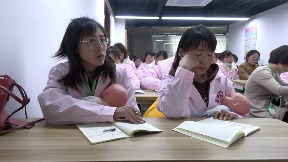 Con la natalidad a la baja, China continúa con escuela de niñeras.