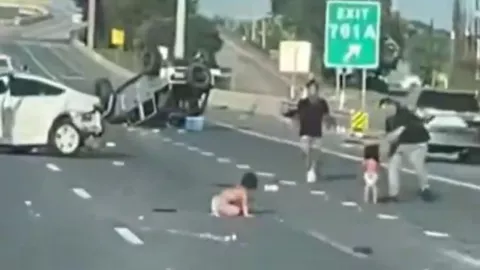 Dos niños salieron expulsados tras volcar en carretera de Estados Unidos (VIDEO)