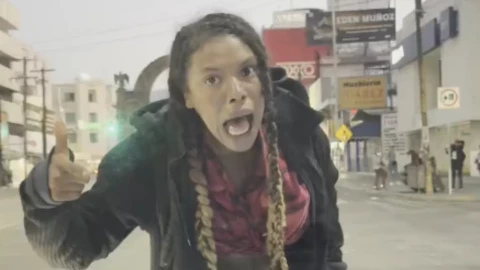 Mujer golpea un auto para exigir dinero en Monterrey.