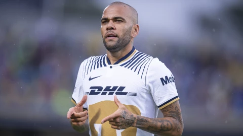 Dani Alves, en un partido con Pumas