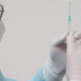 Las vacunas más recientes que te protegen de la nueva ola de COVID-19