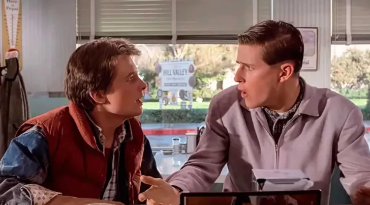 actor de volver al futuro crispin glover acusado agresion