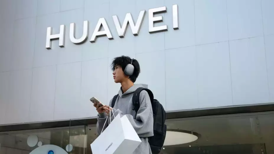 Un cliente sale de una tienda Huawei en Beijing, China.