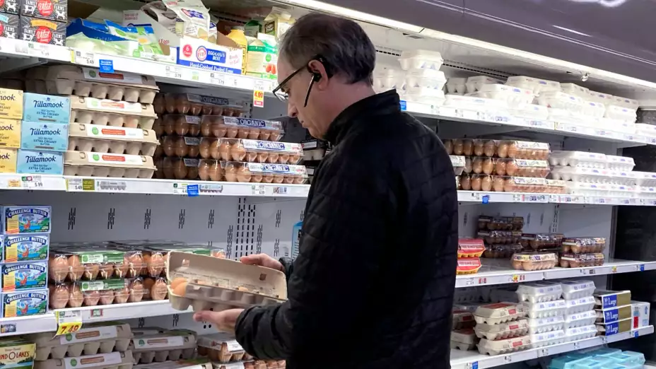 Cliente en una tienda de comestibles en Glenview, Illinois.Cliente en una tienda de comestibles en Glenview, Illinois.j