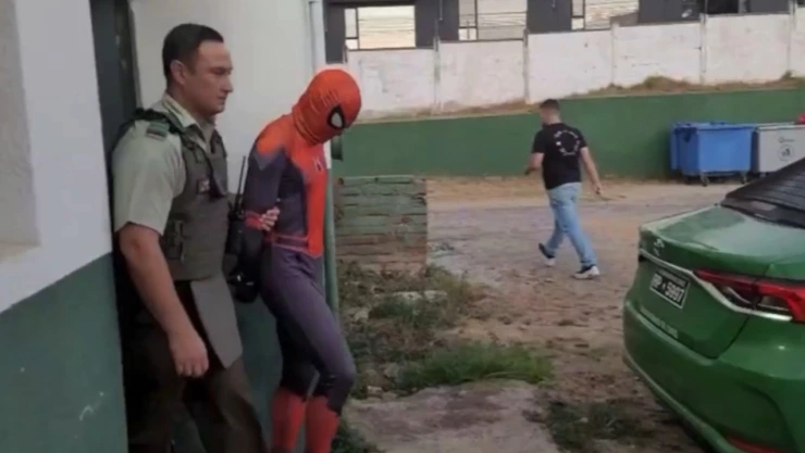 Detienen a Hombre Araña en Chile durante revisión en calle