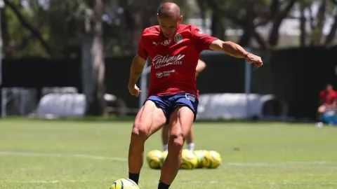 Chicharito peloteando el balón
