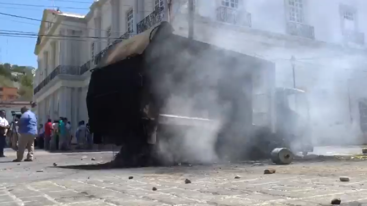 Camión quemado, incendio