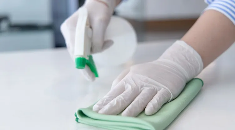 Estos son los objetos del hogar que puedes limpiar con agua oxigenada