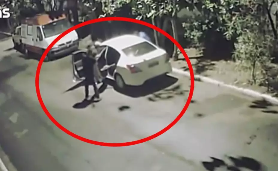 Ladrones sorprenden a pareja teniendo relaciones.