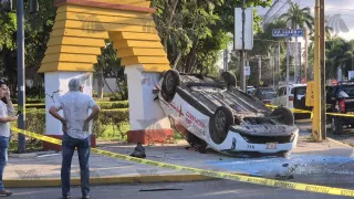 Fuerte ACCIDENTE en Parque de las Américas, deja un auto VOLCADO