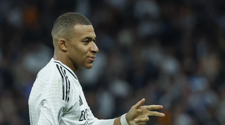 Kylian Mbappé anota tres goles