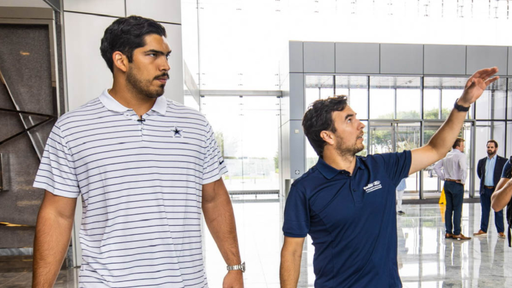 Isaac Alarc&oacute;n (Dallas Cowboys) y Checo P&eacute;rez (Red Bull)