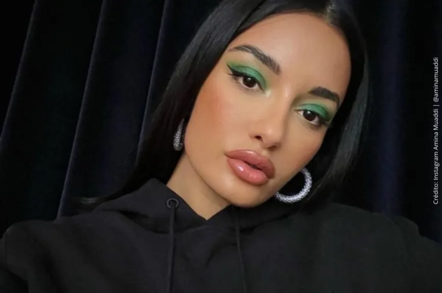 Amina Muaddi con aretes de aro..jpg