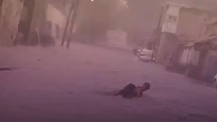 Revelan VIDEO del momento en el que un joven es arrastrado por la corriente en Santa María Tequepexpan