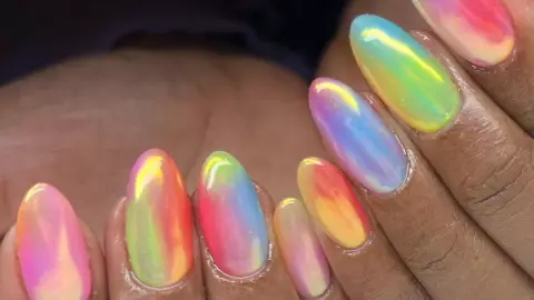 6 diseños de uñas efecto aurora que te encantarán para esta temporada: en manos o pies