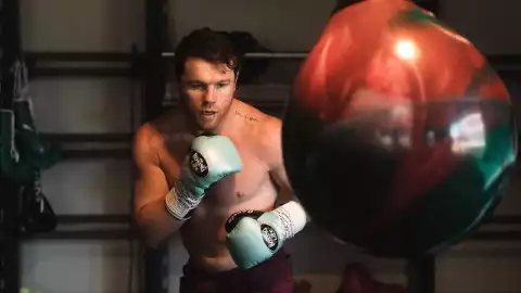 ¿Cuánto cuestan los boletos para ver a Canelo vs Charlo en Las Vegas?