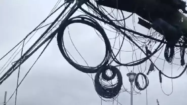 VIDEO Reportan caída de poste a la entrada del fraccionamiento Las Américas