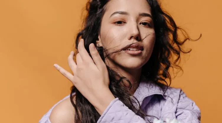 4 formas de evitar frizz en clima húmedo