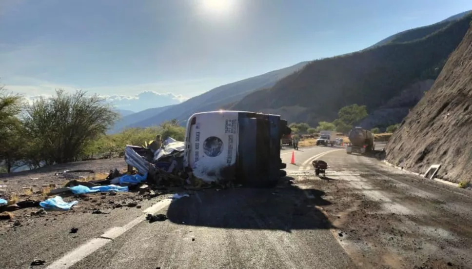 Volcadura de autbús en la autopista Oaxaca-Cuacnopalan