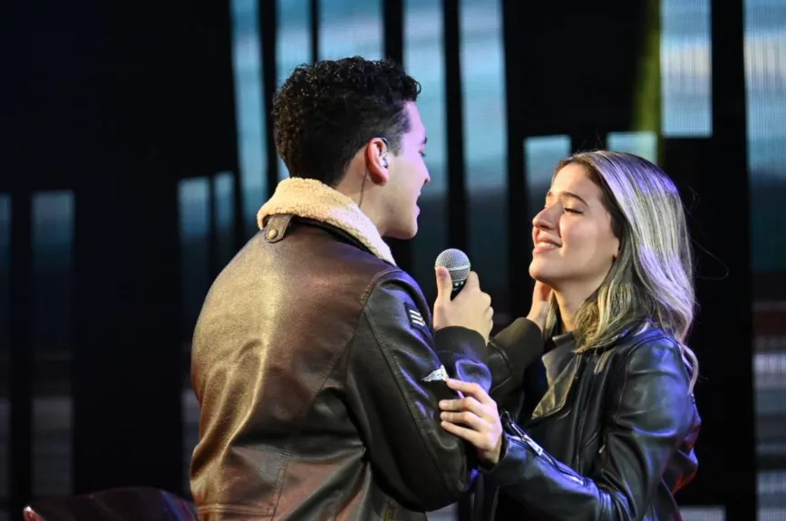 Le cantó, la abrazó y al final sellaron la presentación con un beso muy romántico.