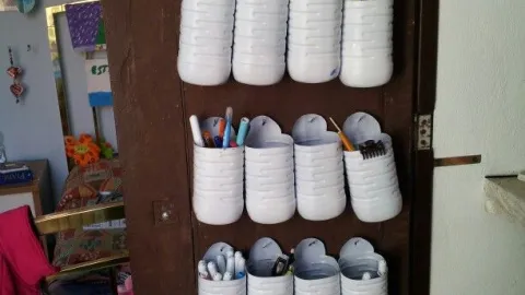 Contenedores hechos con botellas de plástico reutilizadas