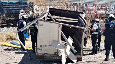 Fuerte accidente sobre bulevar Timoteo Lozano, en León, hoy 5 de marzo: tren embiste camioneta; esto sabemos