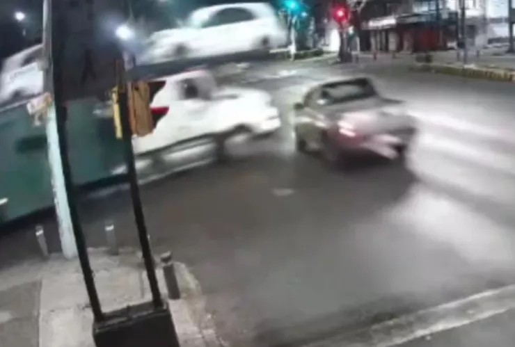 Accidente en cadena en Iztacalco: Tráiler pasa alto y desencadena choque múltiple