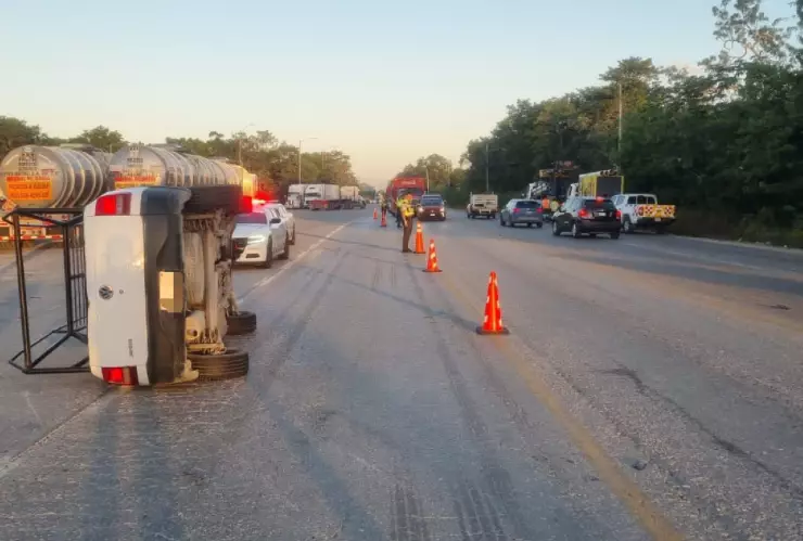 Accidente en Cancún HOY_ Auto de carga se volca y deja personas lesionadas en la carretera 108
