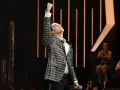 Nunca mencionó si se refería a su novia, pero empezaron a surgir pruebas de que había una joven cantante en su historia.