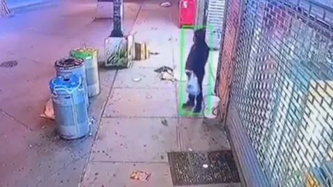 No le entregaron pronto su orden e incendió el local