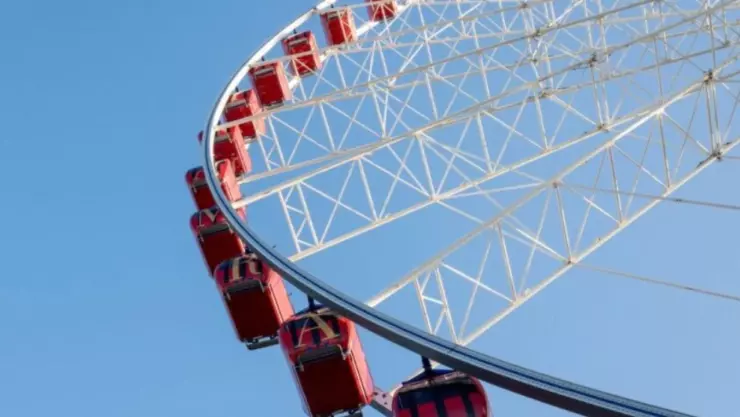 Muere mujer tras caer de la rueda de la fortuna
