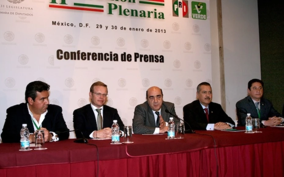 A la reunión plenaria de los diputados del PRI y PVEM han asistido algunos funcionarios del gobierno federal