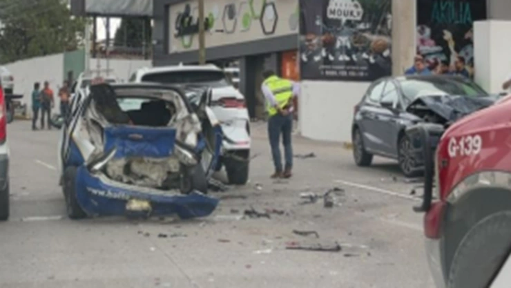 Carambola en la Calzada Zavaleta, Puebla Captan momento exacto del percance