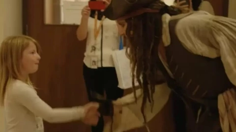 Jack Sparrow revive para visitar hospital en Columbia Británica