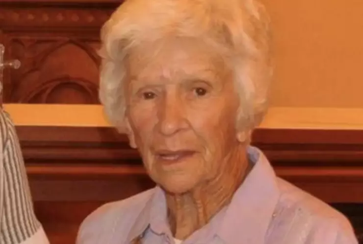 Policía dispara con un teaser a viejita de 95 años que tenía un cuchillo