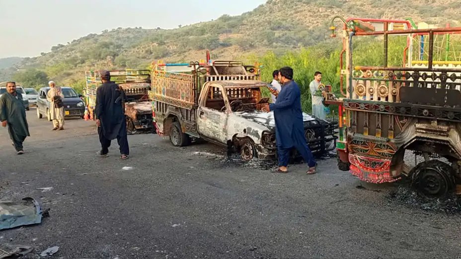 Vehículos quemados por grupos armados en Pakistán.