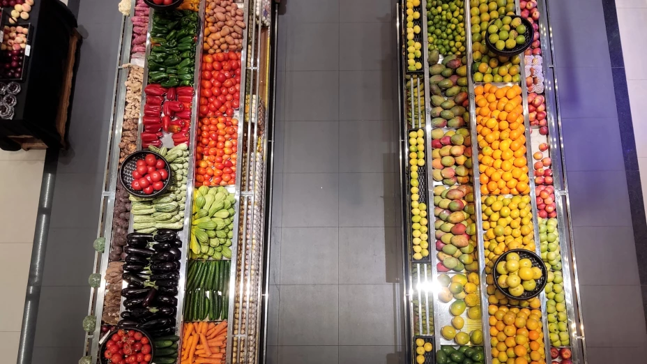 Góndolas con verdura en el supermercado