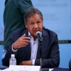 Higinio Martínez lanza advertencia a compañeros de no abusar del fuero.