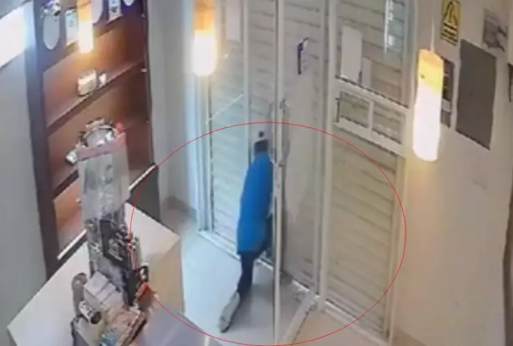 VIDEO Empleada encierra a ladrón en pastelería y pide ayuda