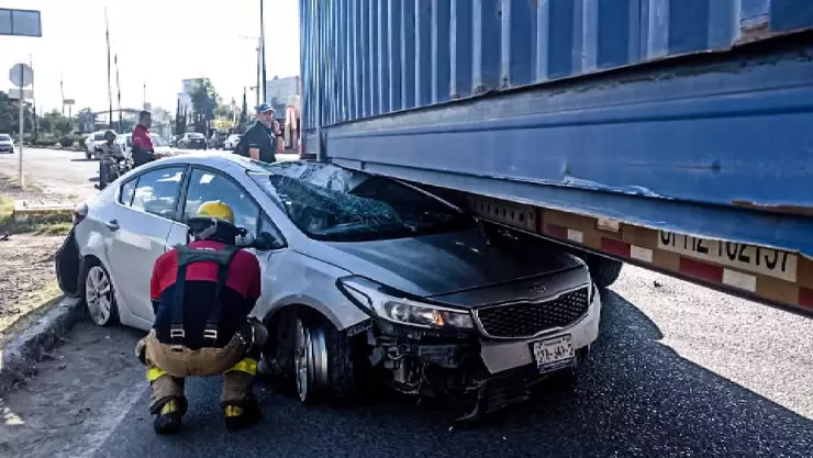 Auto queda debajo de un tráiler tras accidente sobre entronque a Santa Ana del Conde y bulevar Aeropuerto, en León