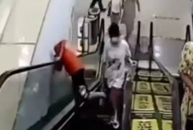 VIDEO_ Niño casi pierde la cabeza en las escaleras eléctricas, ¿qué sucedió?