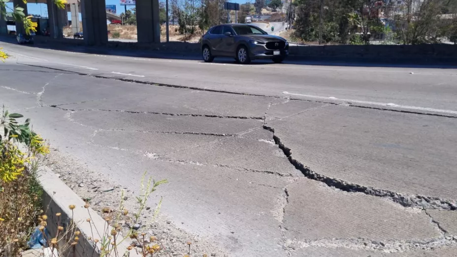 Piden reparar carril que conecta Libramiento Sur con carretera a Rosarito