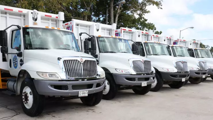 Entregan 5 nuevos camiones recolectores de basura en la Zona Continental de Isla Mujeres