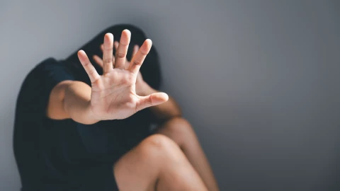 Hombre apuñala a su esposa por “tardar en servir la cena”.