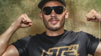 Julio Cesar Chavez Jr. mostrando músculo..jpg